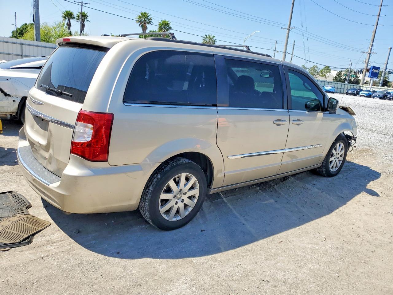 2016 Chrysler Town & Country Touring - Image 3