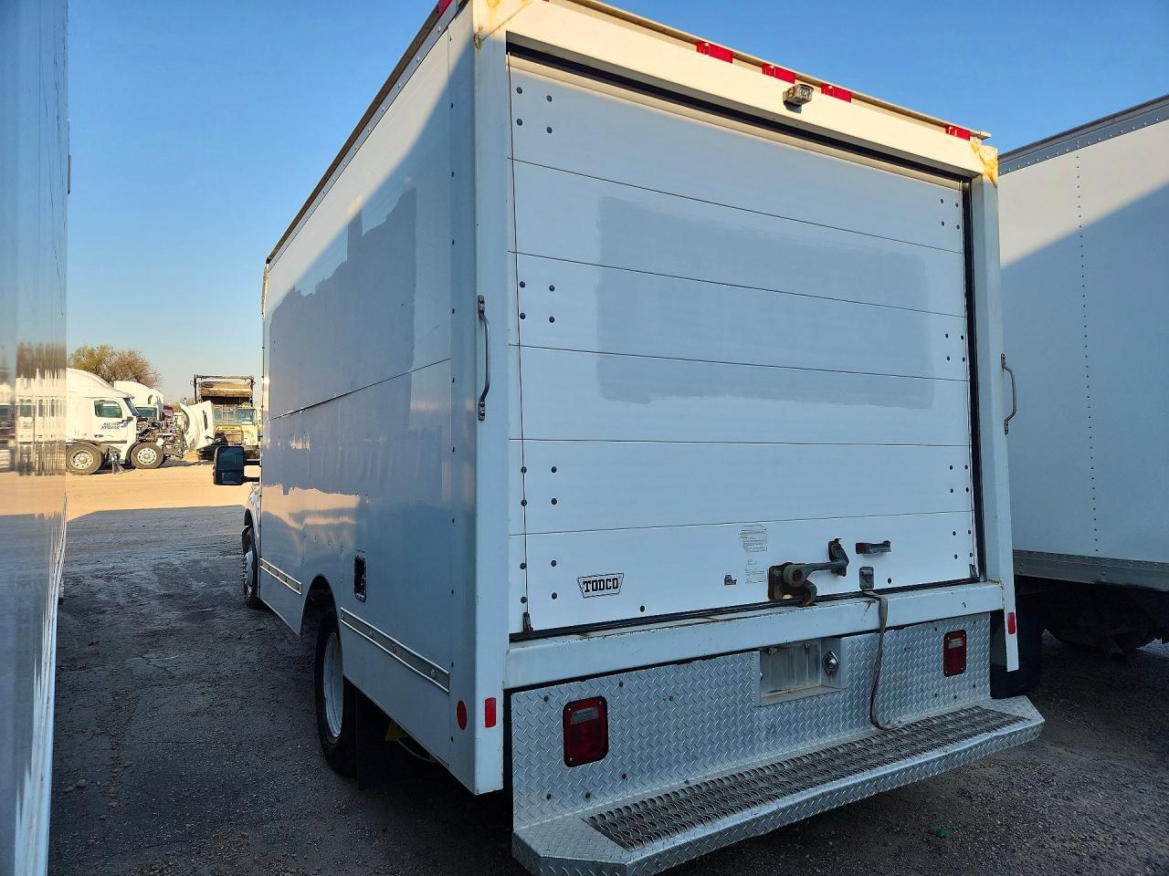 2013 Ford F350 Super Duty Box Truck - Фото 2