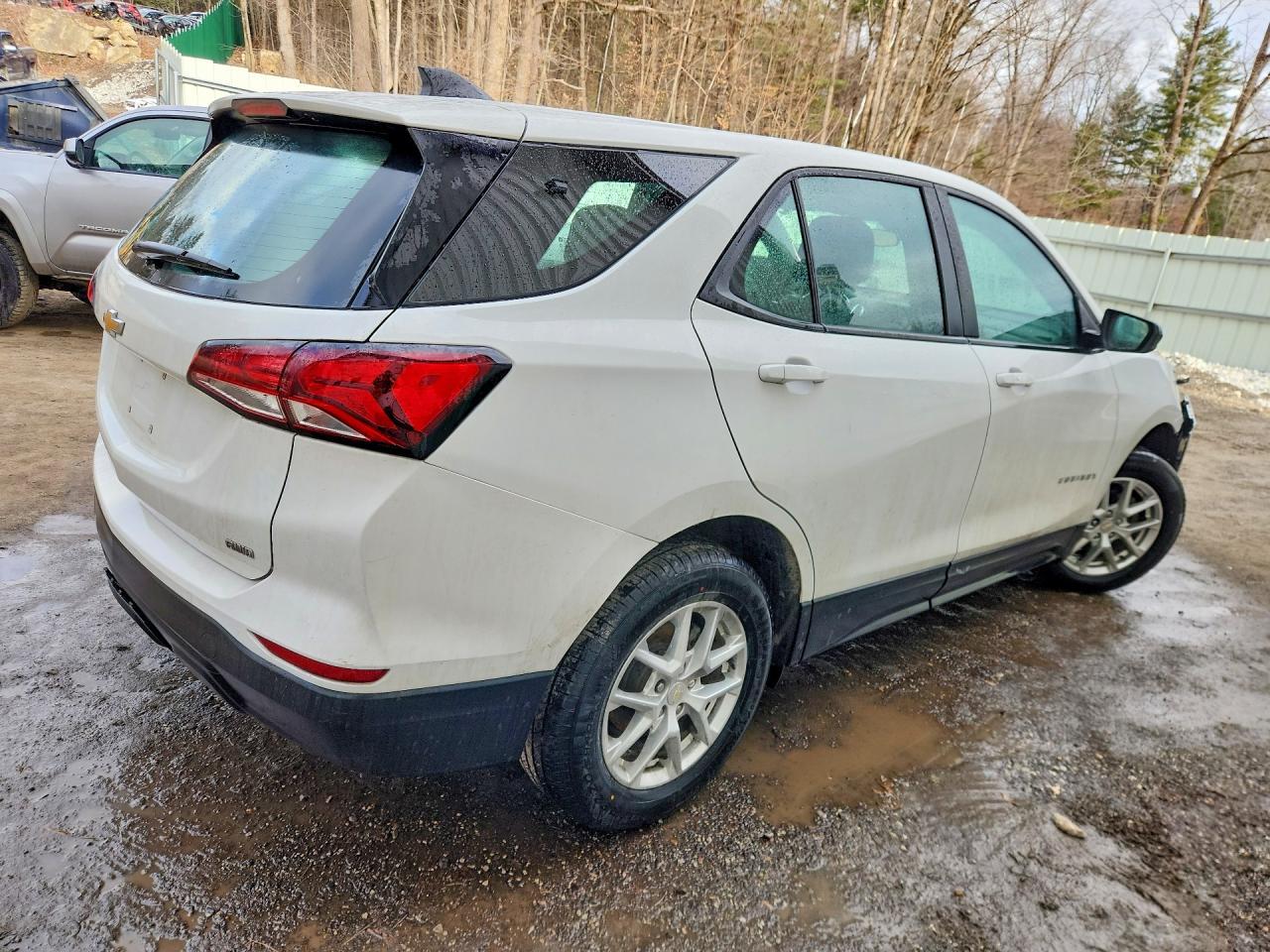 2022 Chevrolet Equinox Ls - Image 3