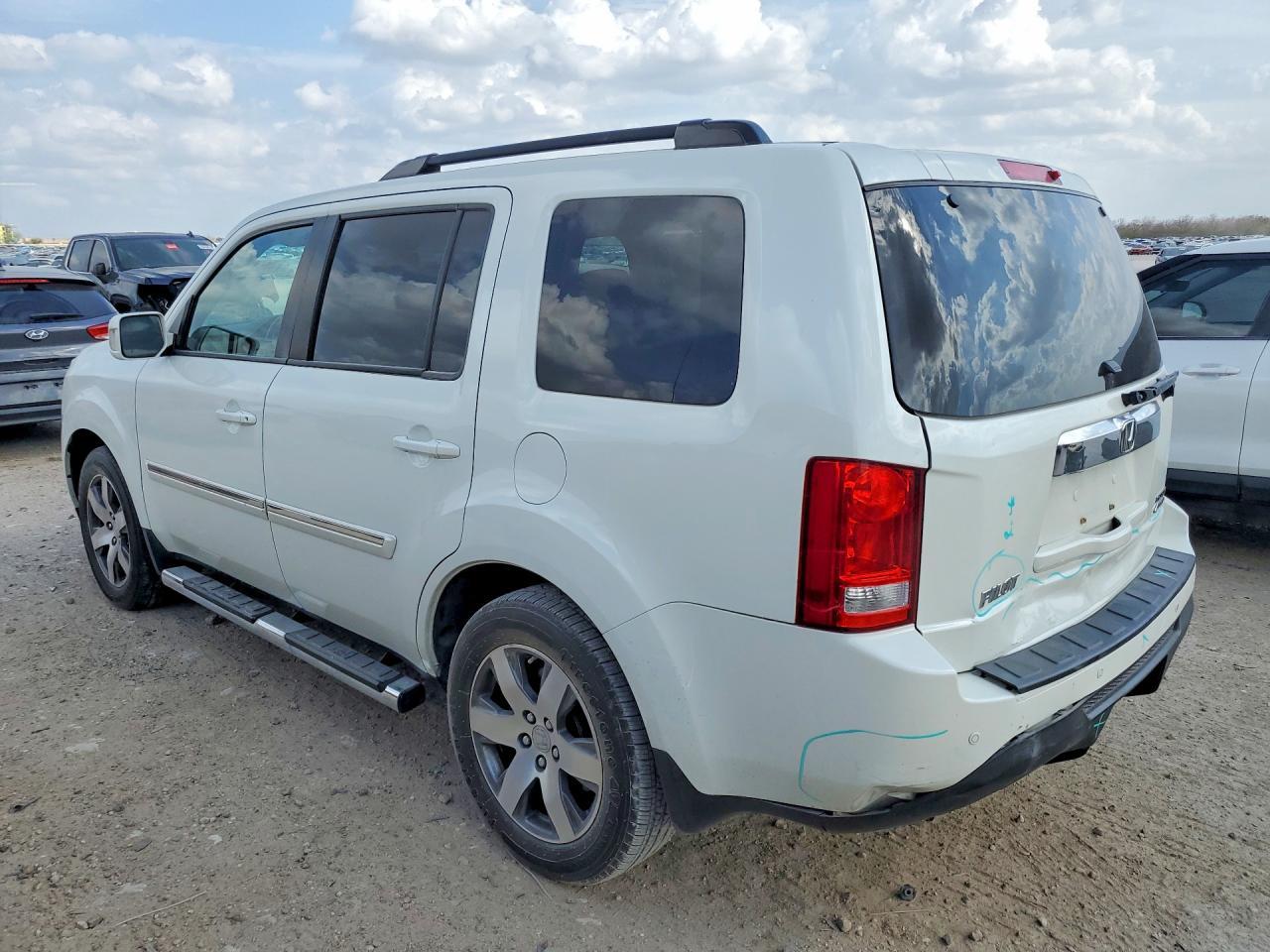 2015 Honda Pilot Touring - Image 2