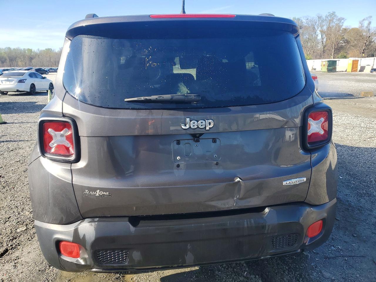 2017 Jeep Renegade Latitude - Image 6