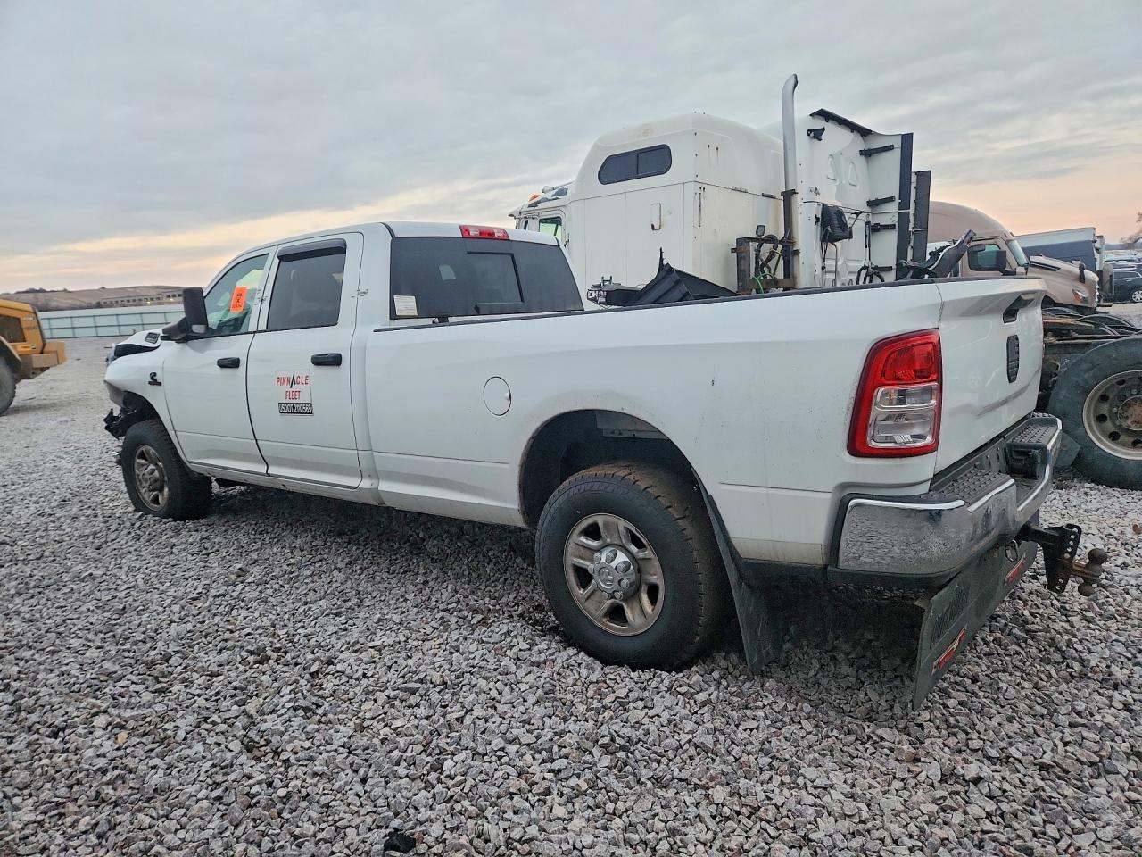 2022 Ram 3500 Tradesman - Фото 2