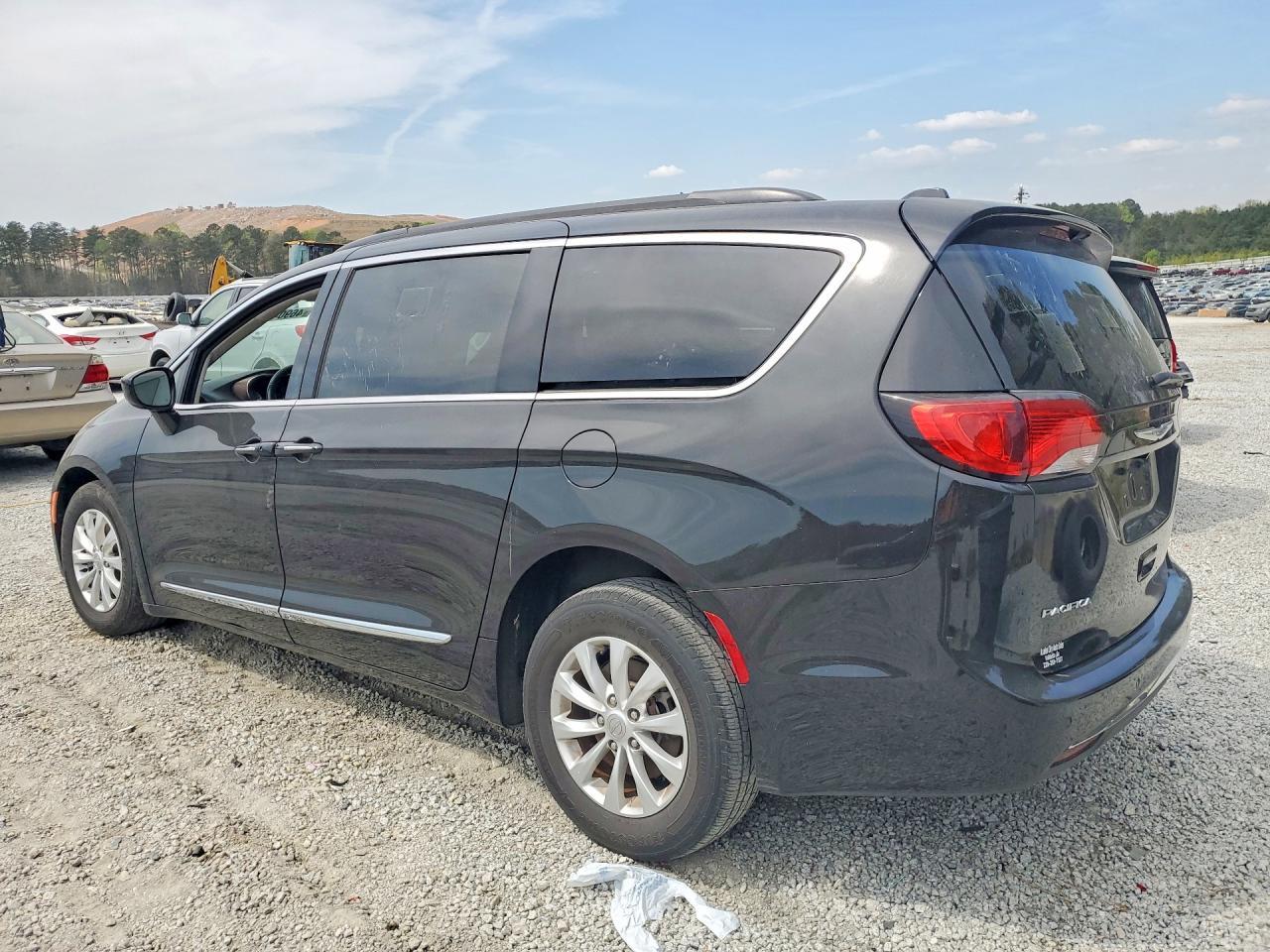 2017 Chrysler Pacifica Touring L - Image 2