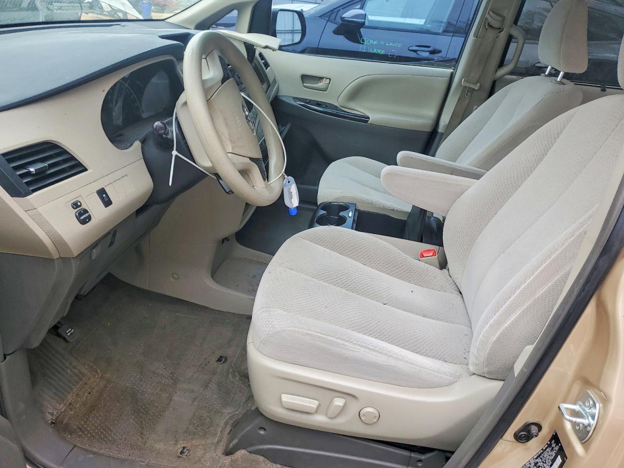 2014 Toyota Sienna Le 8-Passenger - Image 7