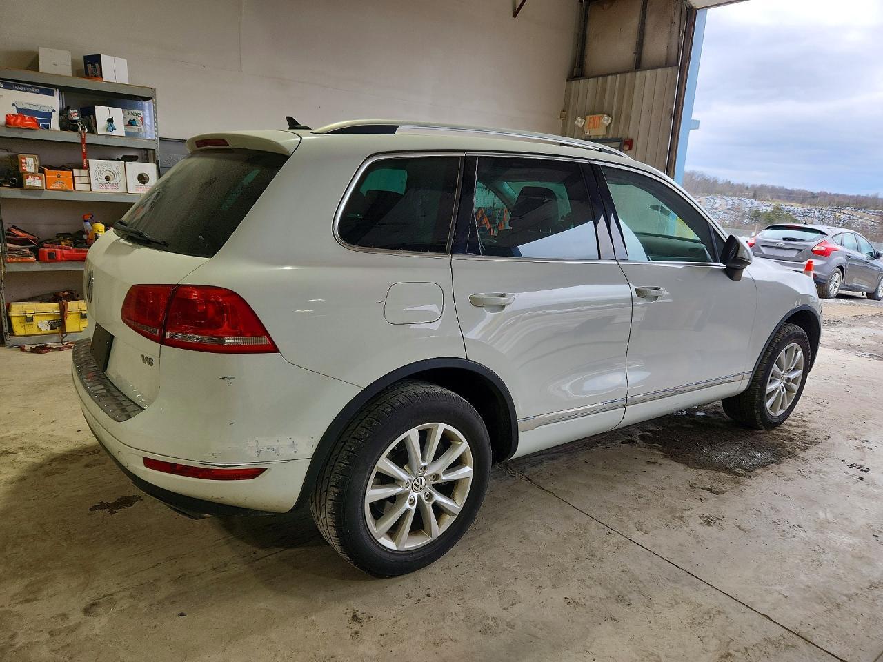 2014 Volkswagen Touareg V6 - Image 3