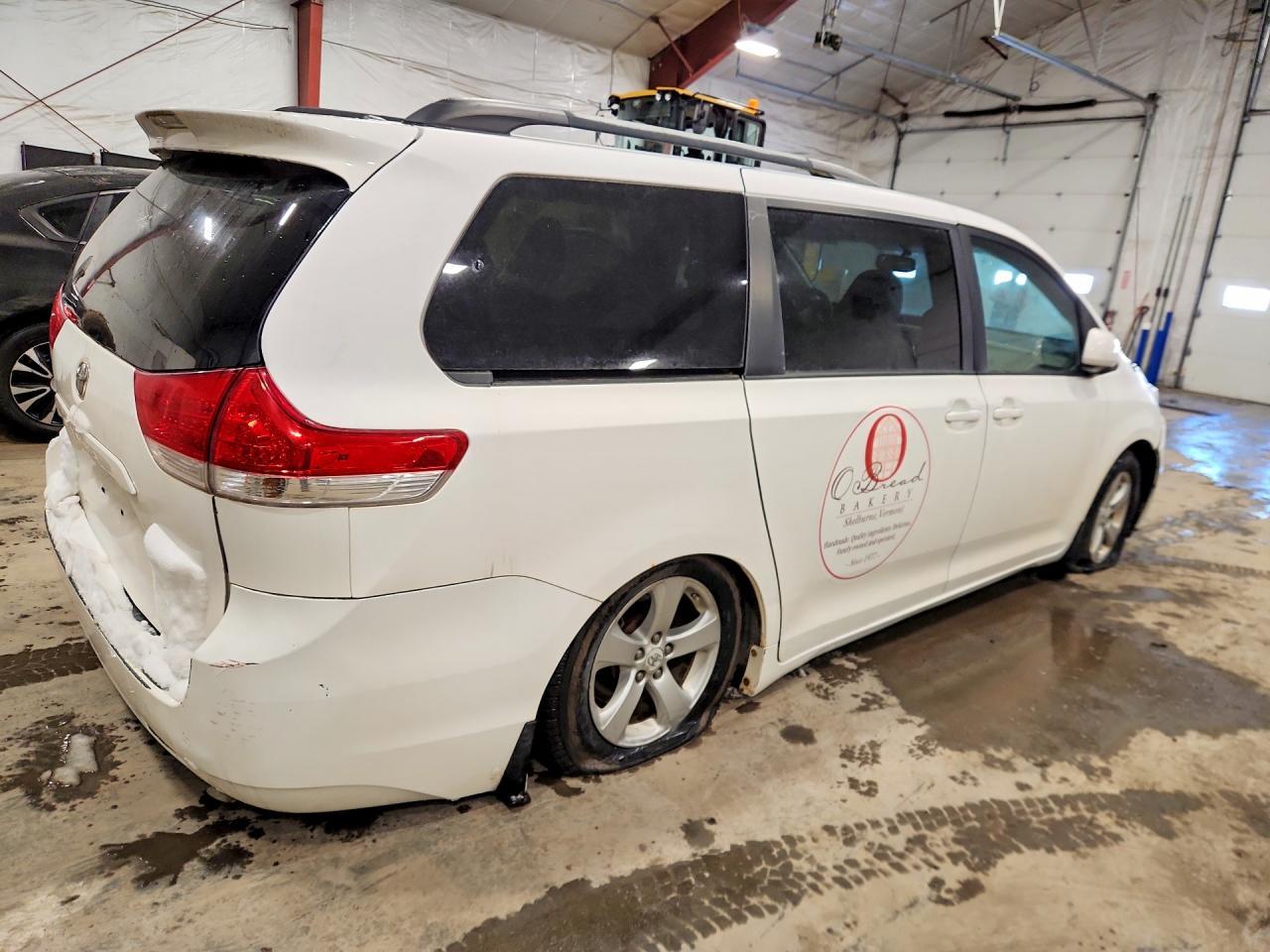 2011 Toyota Sienna Le - Image 3