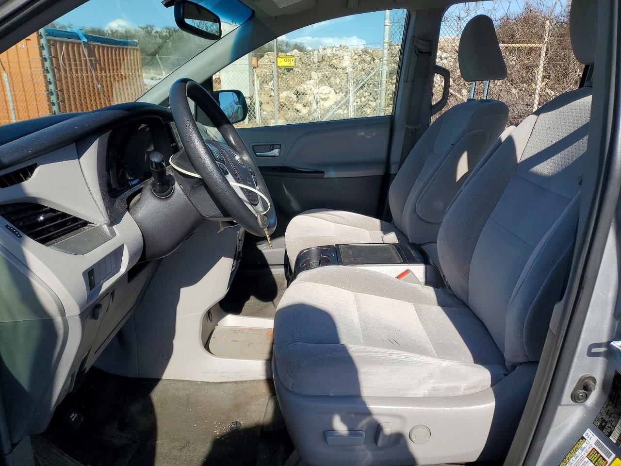 2017 Toyota Sienna Le 8-Passenger - Фото 7