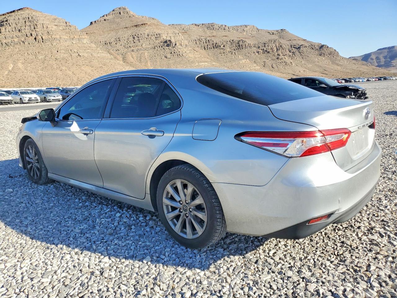 2018 Toyota Camry Le - Фото 2