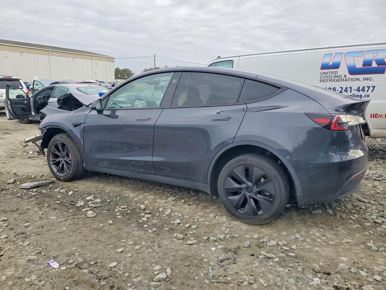 2025 Tesla Model Y - Image 2