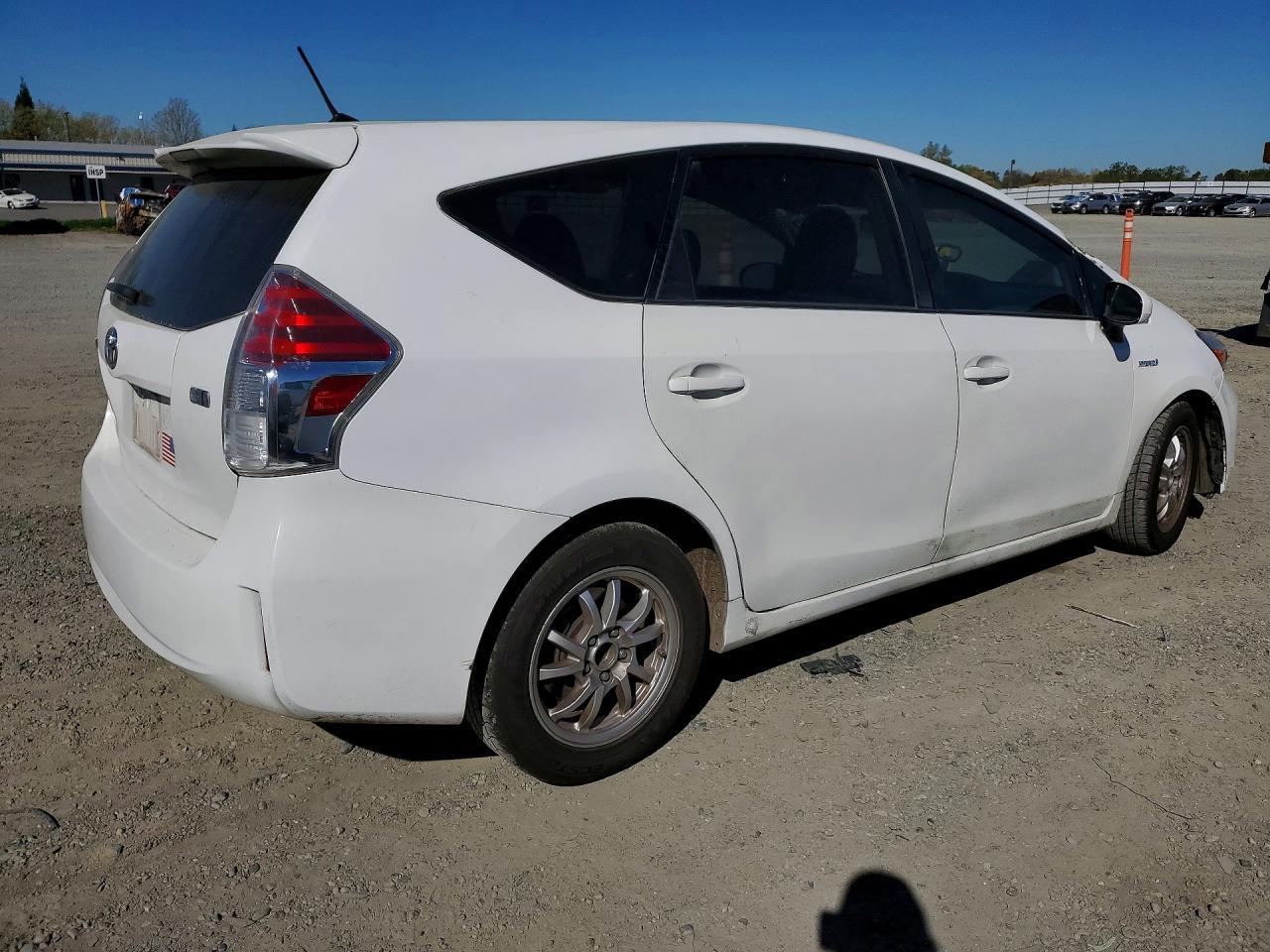 2015 Toyota Prius V Two - Фото 3