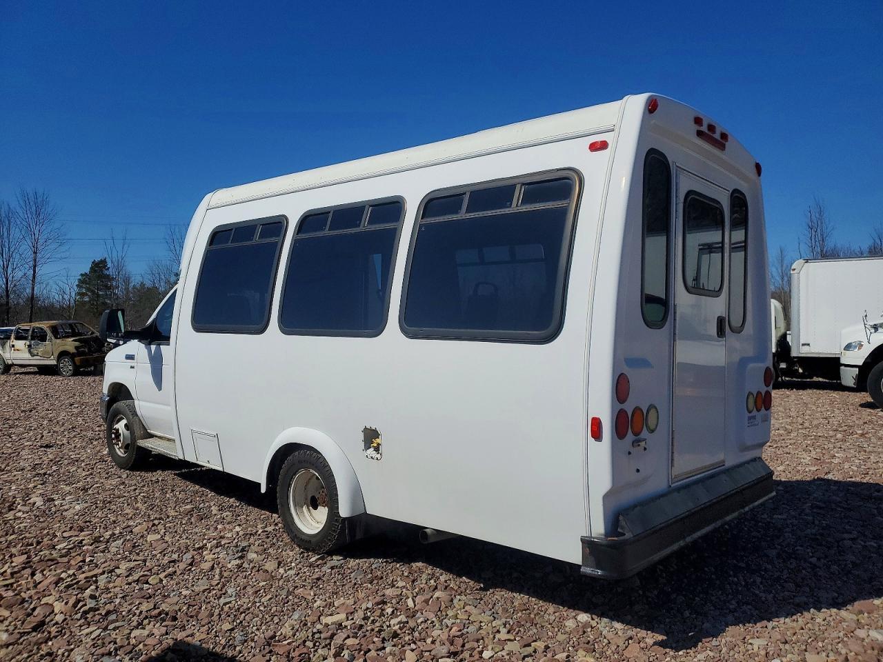 2013 Ford Econoline E350 Super Duty Cutaway Van - Image 3