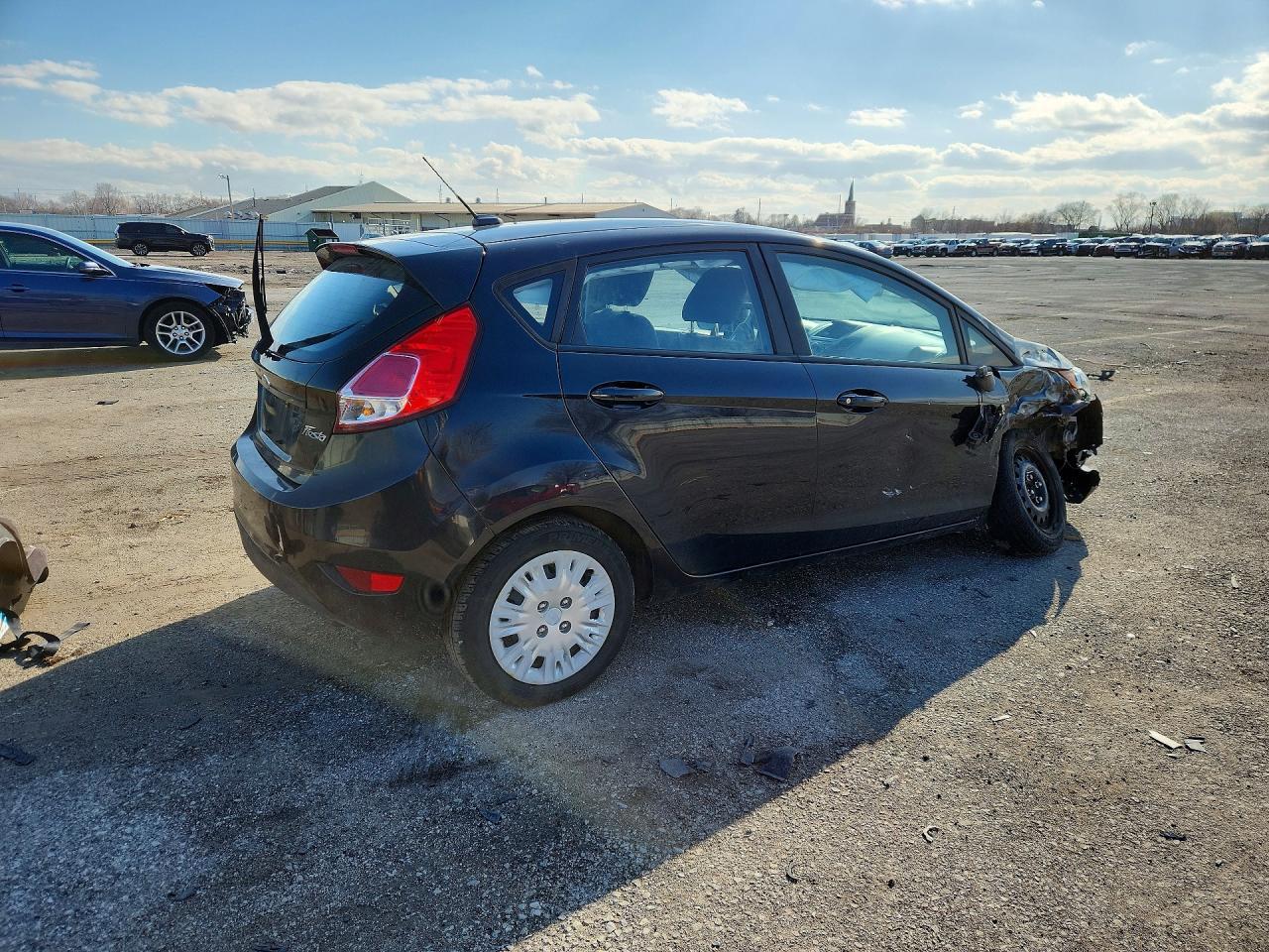 2015 Ford Fiesta S - Фото 3