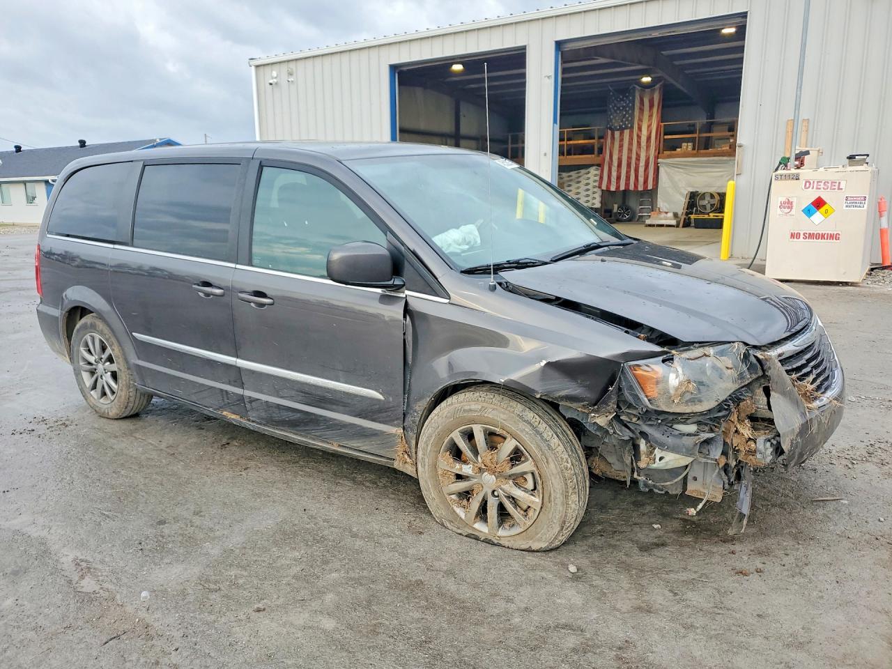 2015 Chrysler Town & Country S - Фото 4