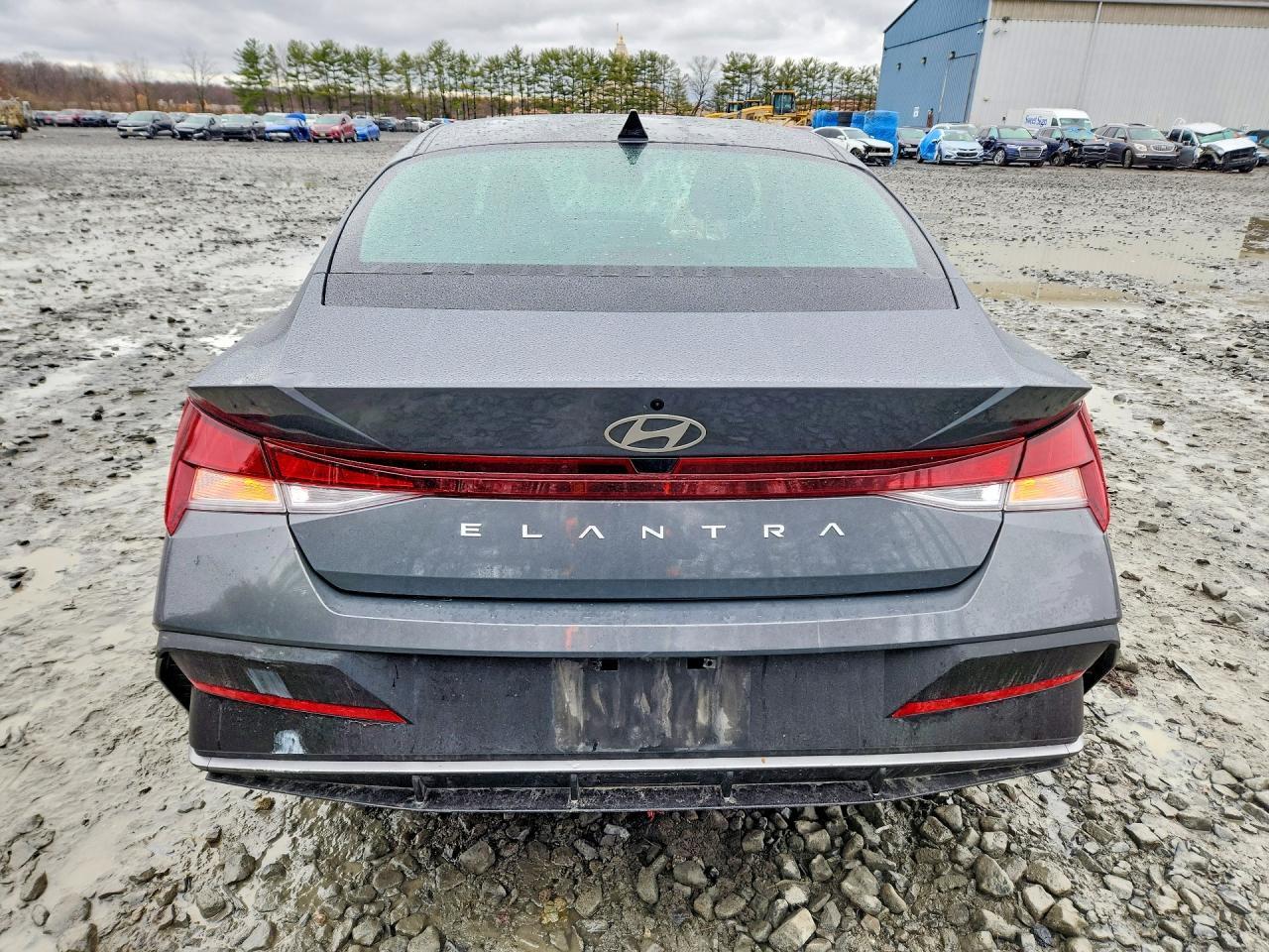 2025 Hyundai Elantra Se - Image 6