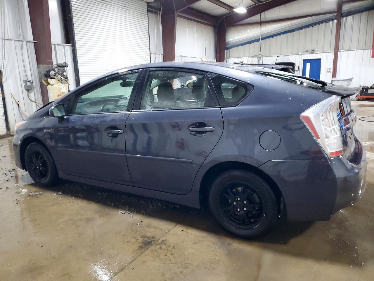 2011 Toyota Prius Three - Фото 2