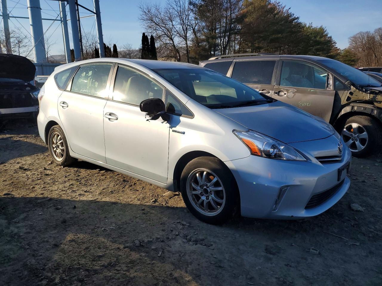 2013 Toyota Prius V - Image 4