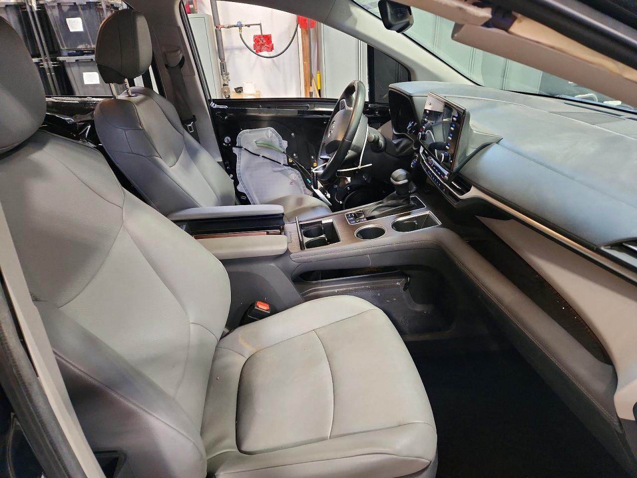 2024 Toyota Sienna Le - Image 7
