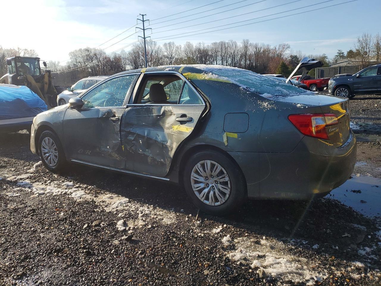 2014 Toyota Camry Le - Фото 2