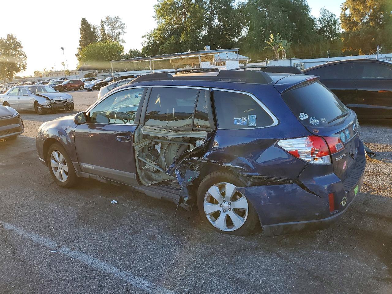 2010 Subaru Outback 2.5I Limited - Фото 2