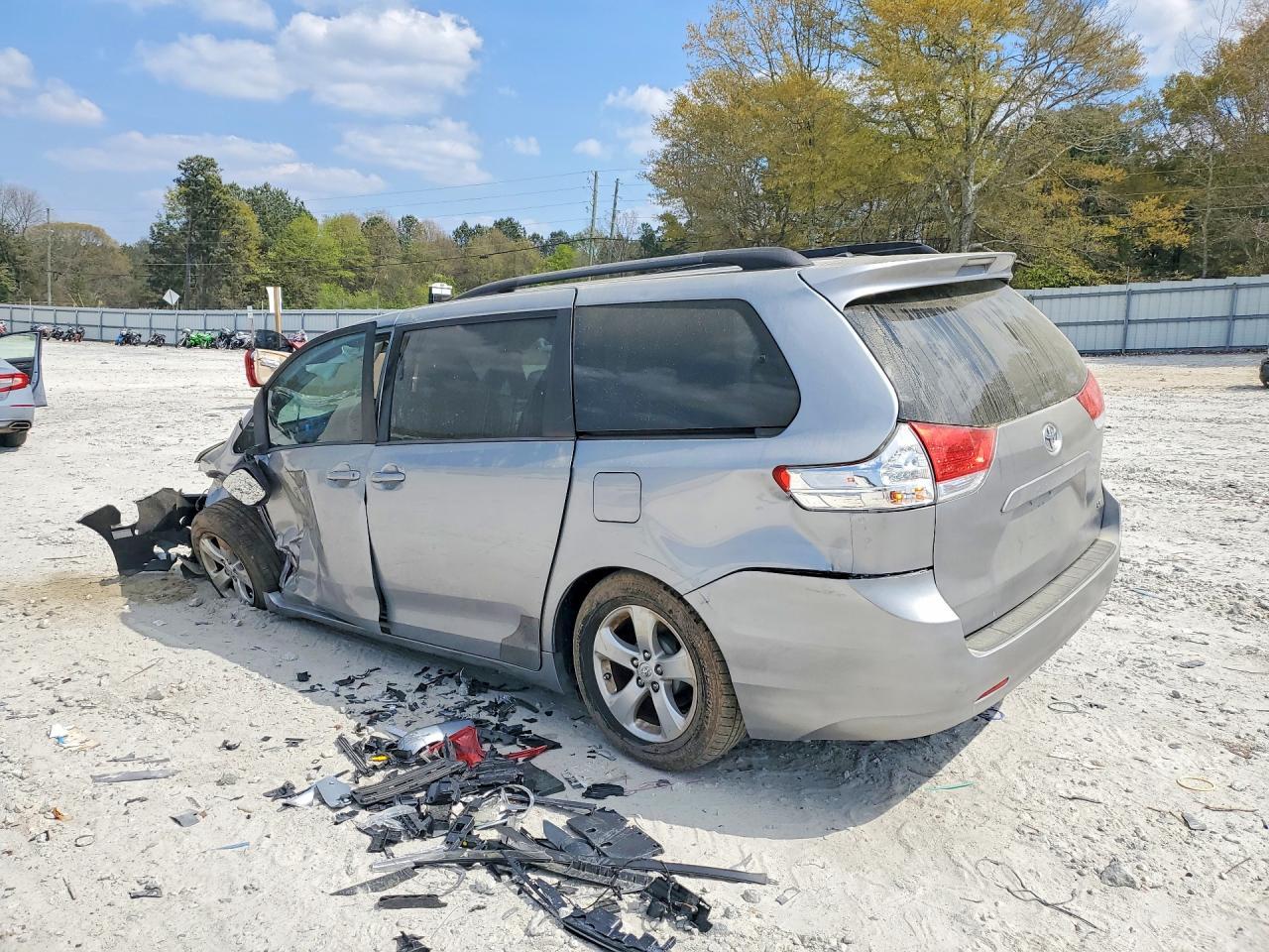 2013 Toyota Sienna Le 8-Passenger - Фото 2