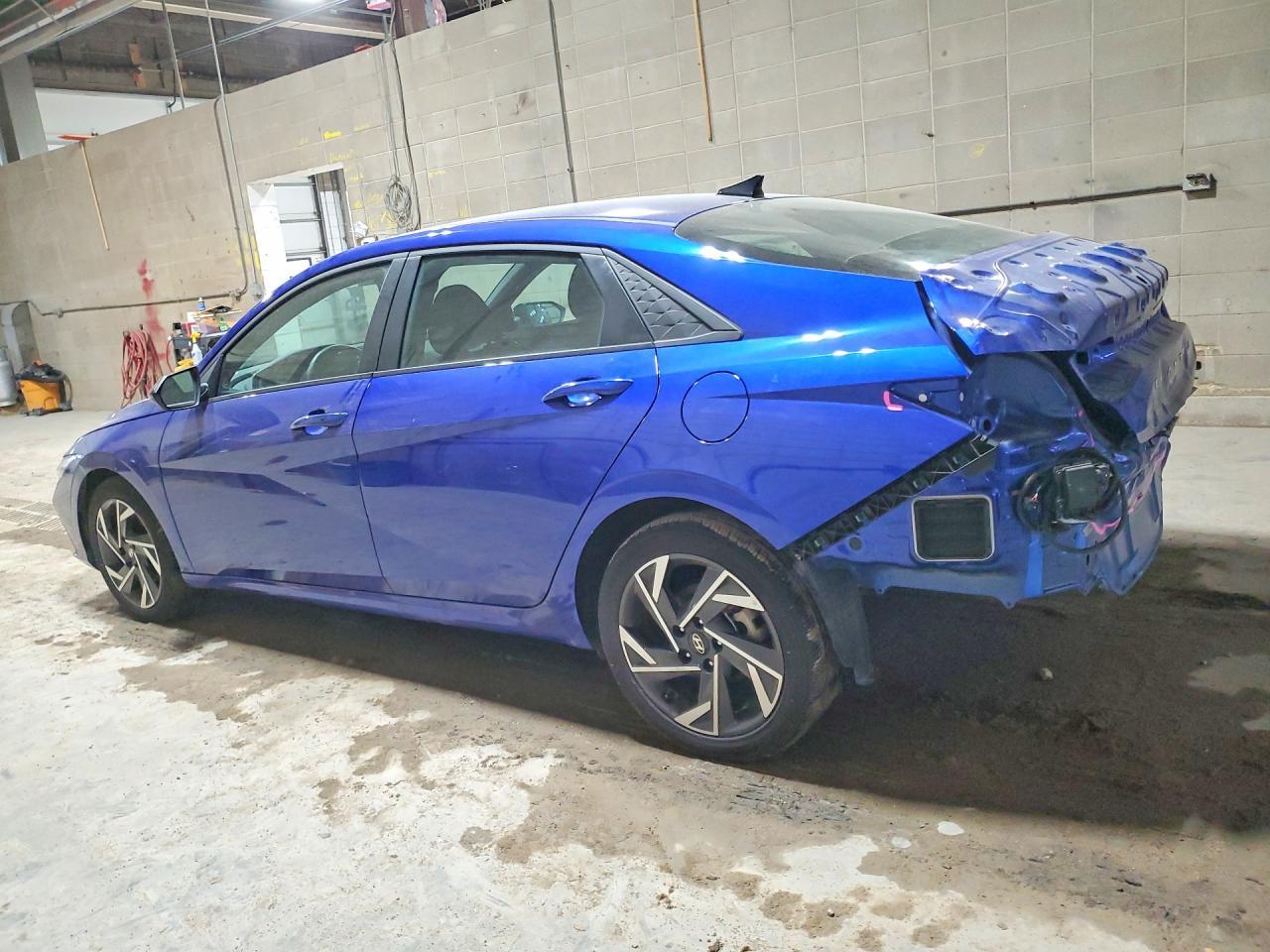 2025 Hyundai Elantra Sel Sport - Image 2