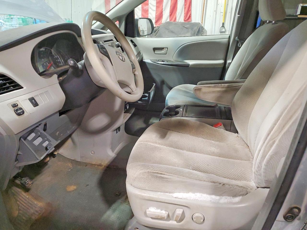 2014 Toyota Sienna Le 8-Passenger - Image 7