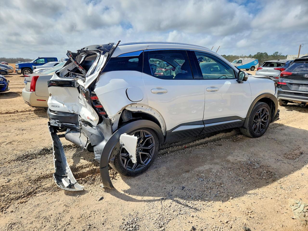 2025 Nissan Kicks Sr - Фото 3