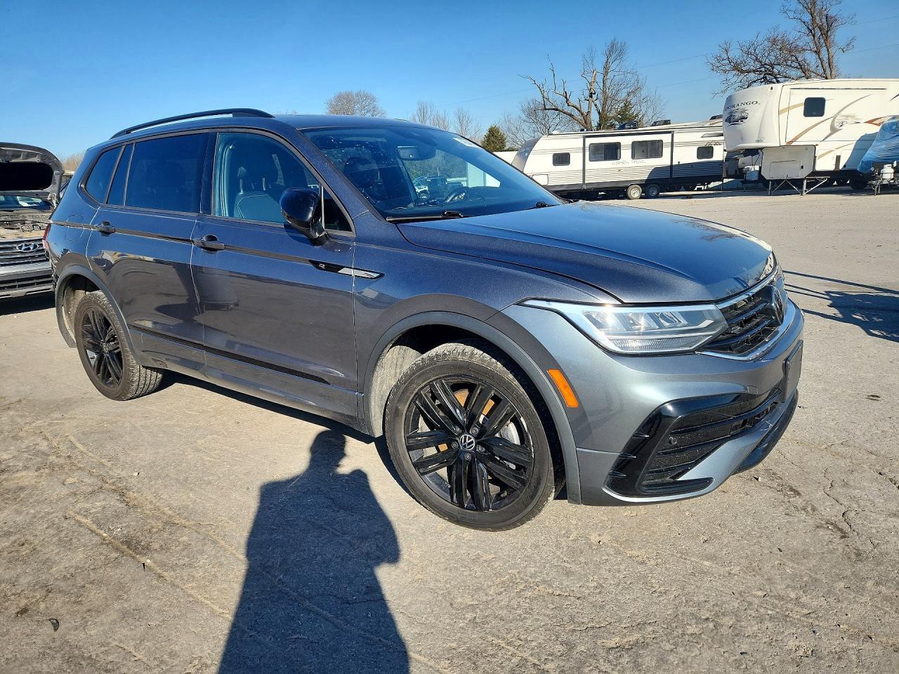 2022 Volkswagen Tiguan Se R-Line Black - Image 4