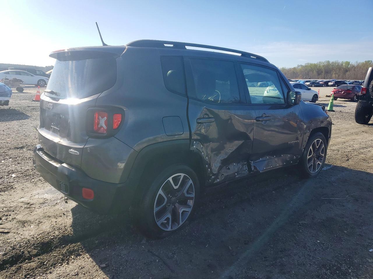 2017 Jeep Renegade Latitude - Image 3