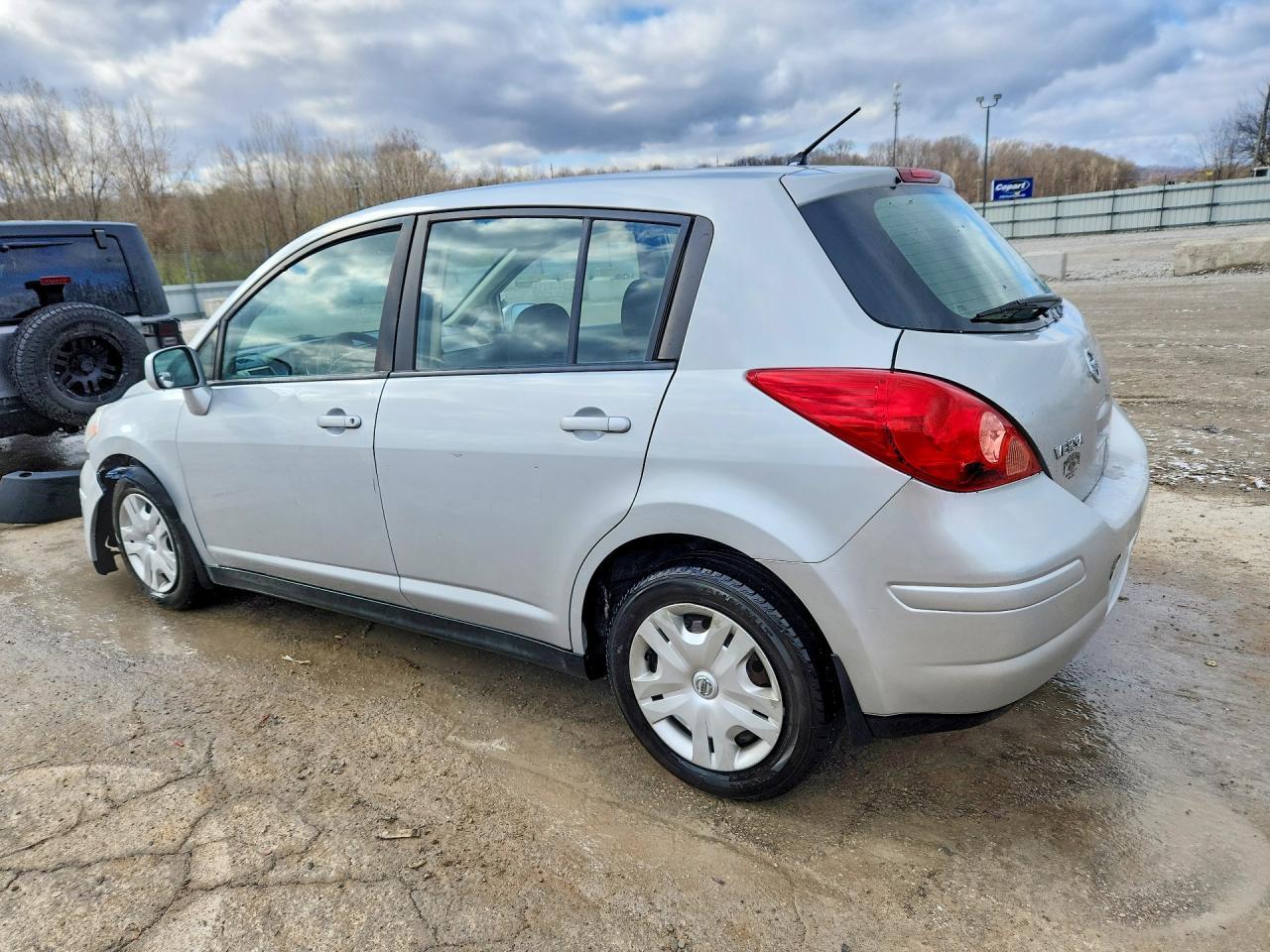 2011 Nissan Versa 1.8 S - Фото 2