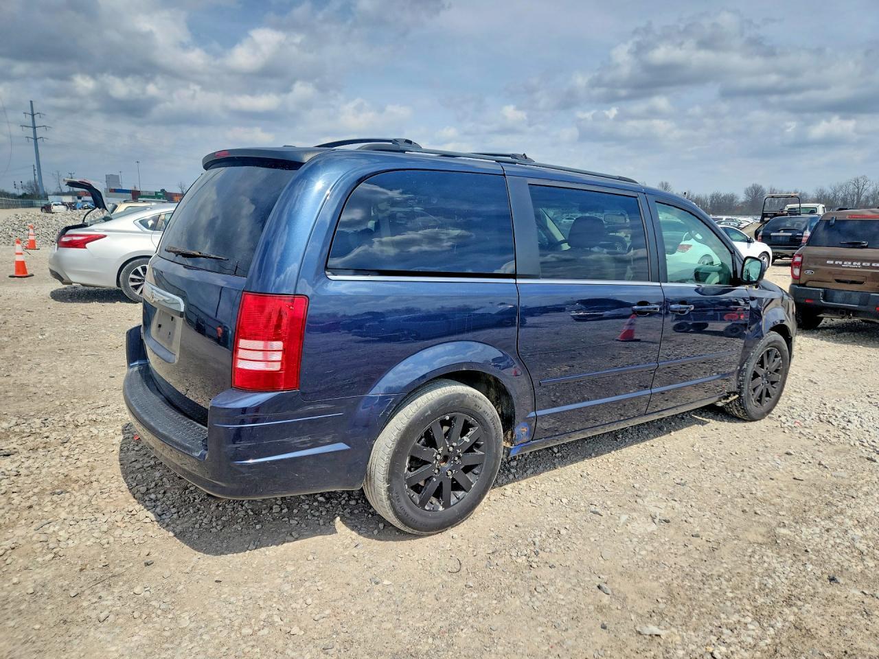 2008 Chrysler Town & Country Touring - Image 3