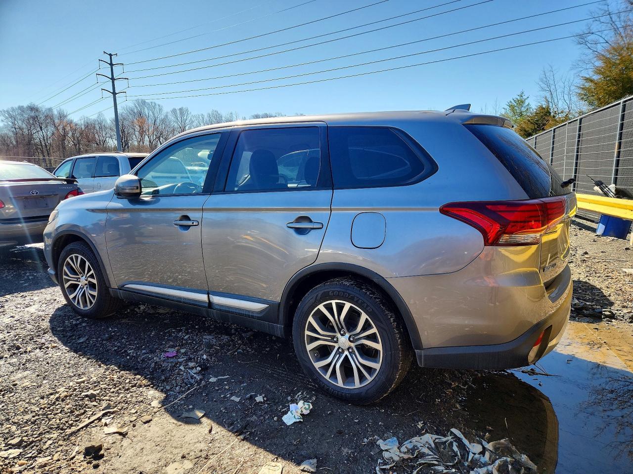 2017 Mitsubishi Outlander Se - Фото 2