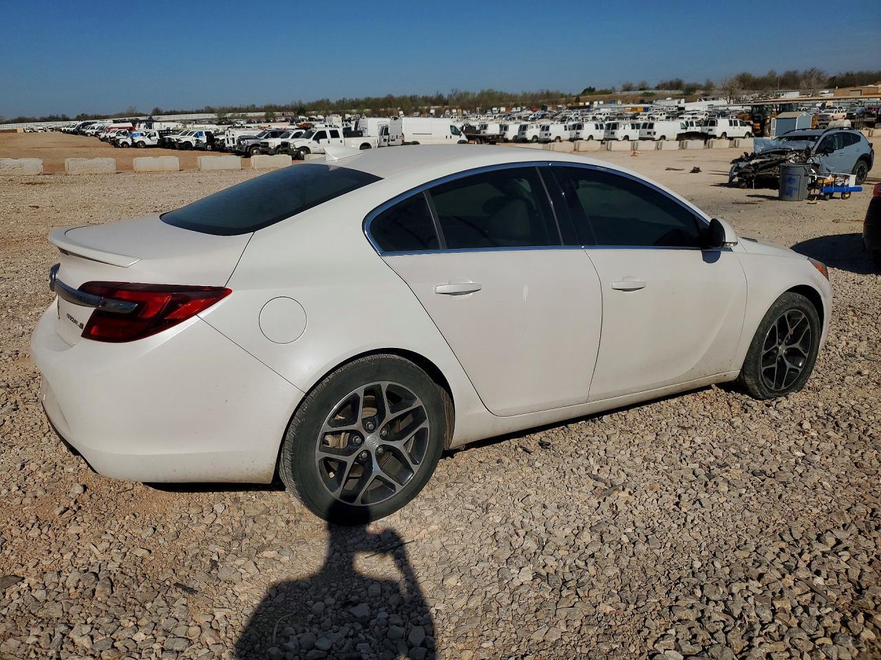 2017 Buick Regal Sport Touring - Image 3