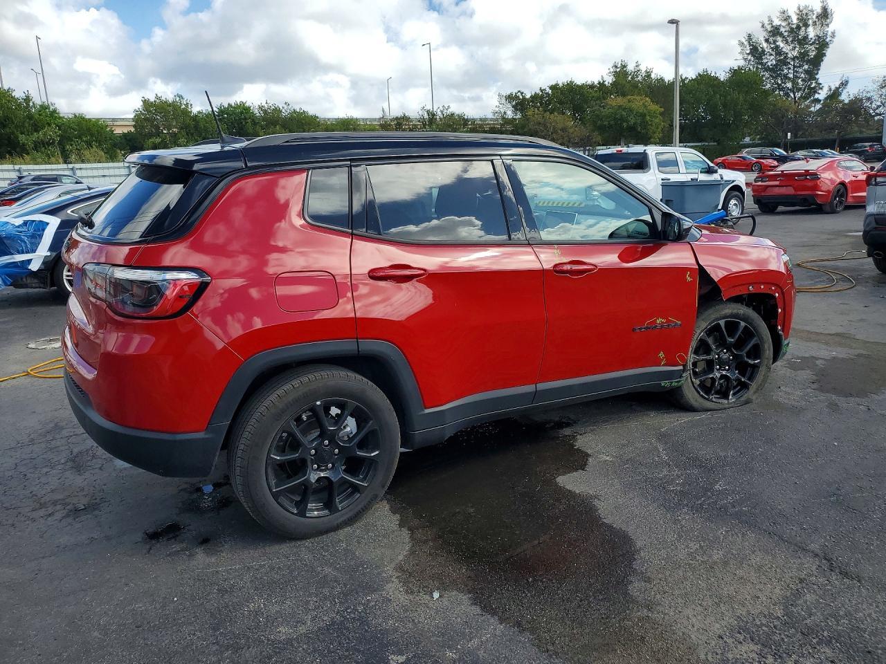 2023 Jeep Compass Latitude - Image 3