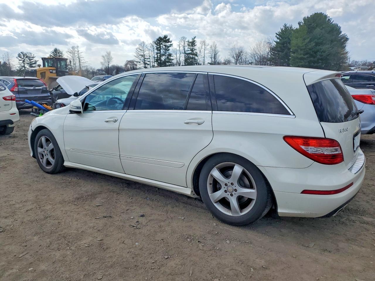 2011 Mercedes-Benz R 350 4Matic - Image 2