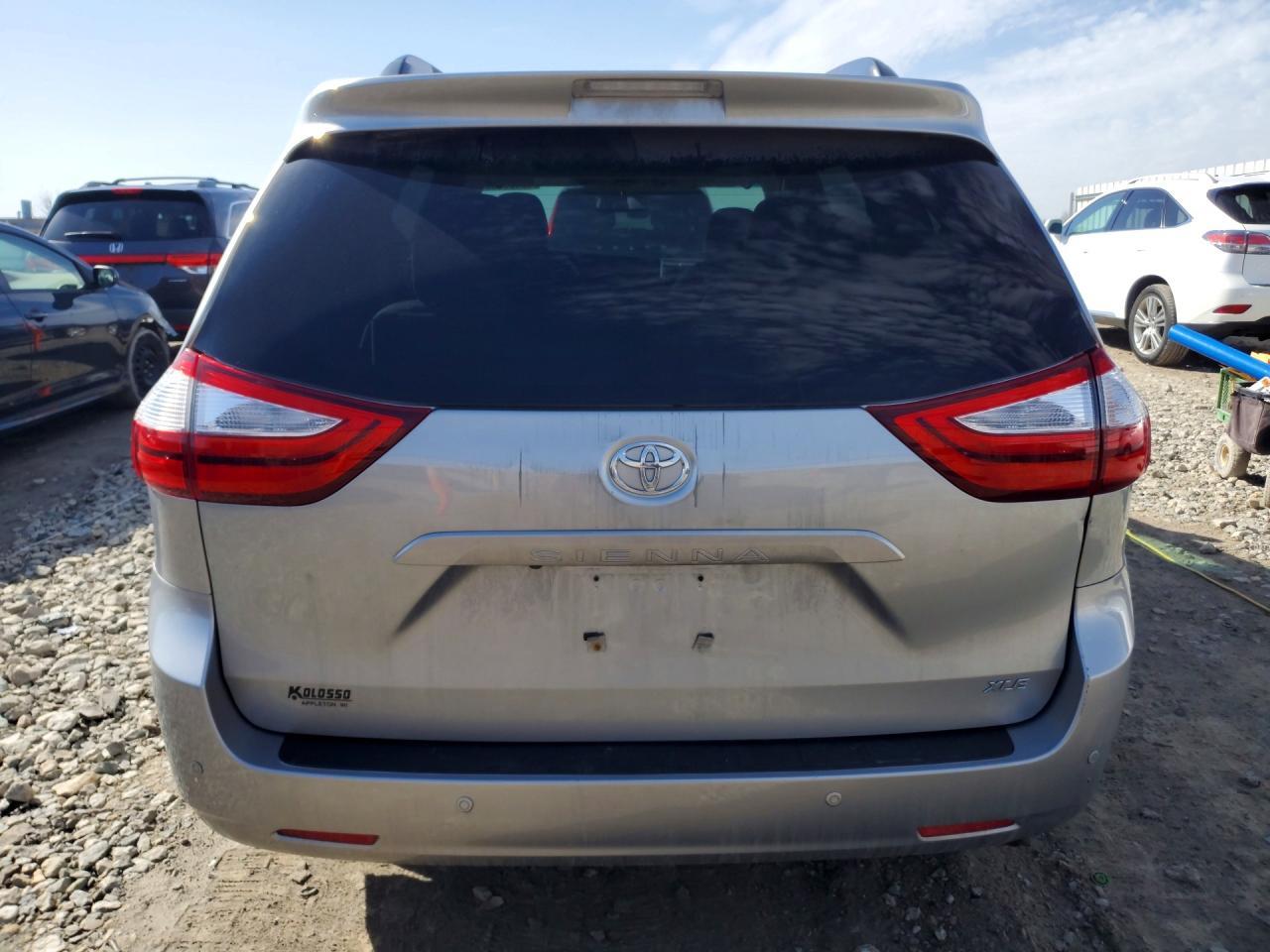 2017 Toyota Sienna Xle 8-Passenger - Image 6