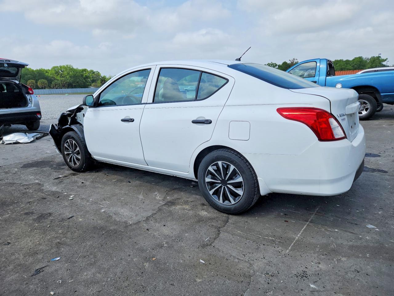 2015 Nissan Versa 1.6 S - Image 2