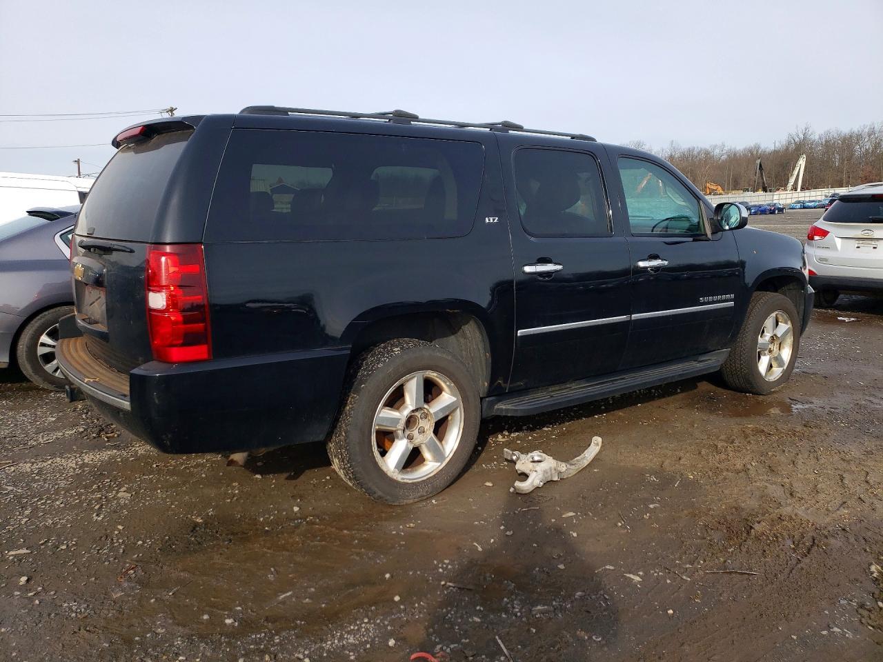 2013 Chevrolet Suburban K1500 Ltz - Image 3
