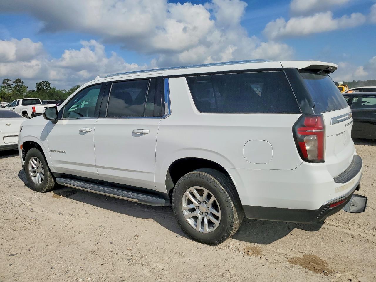 2021 Chevrolet Suburban K1500 Ls - Фото 2