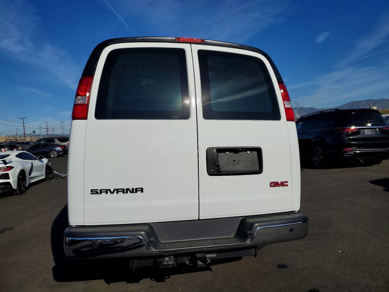 2025 GMC Savana G3500 - Фото 6
