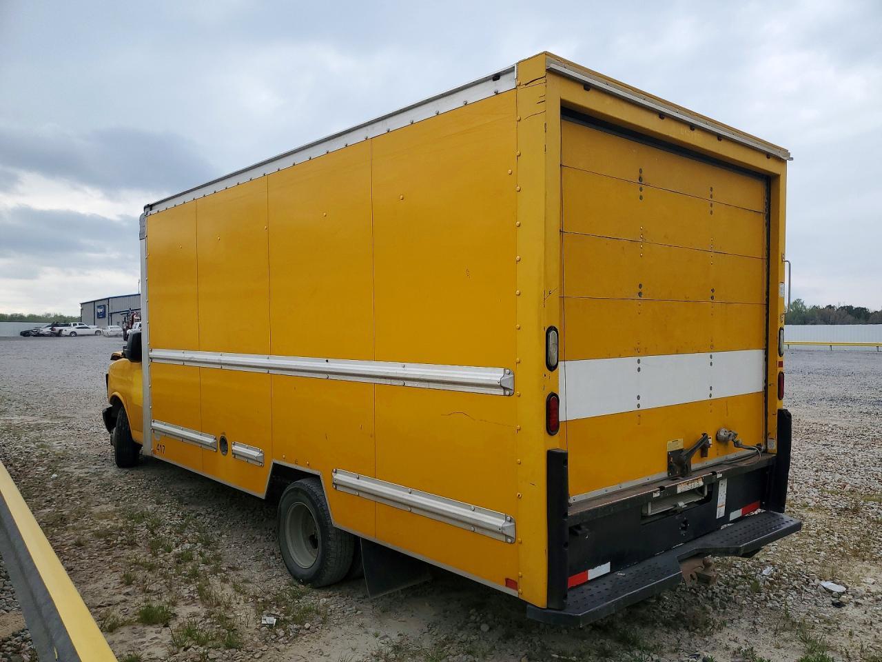 2014 GMC Savana Box Truck - Фото 2