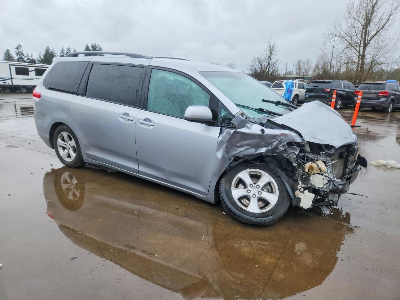 2013 Toyota Sienna Le 8-Passenger - Image 4