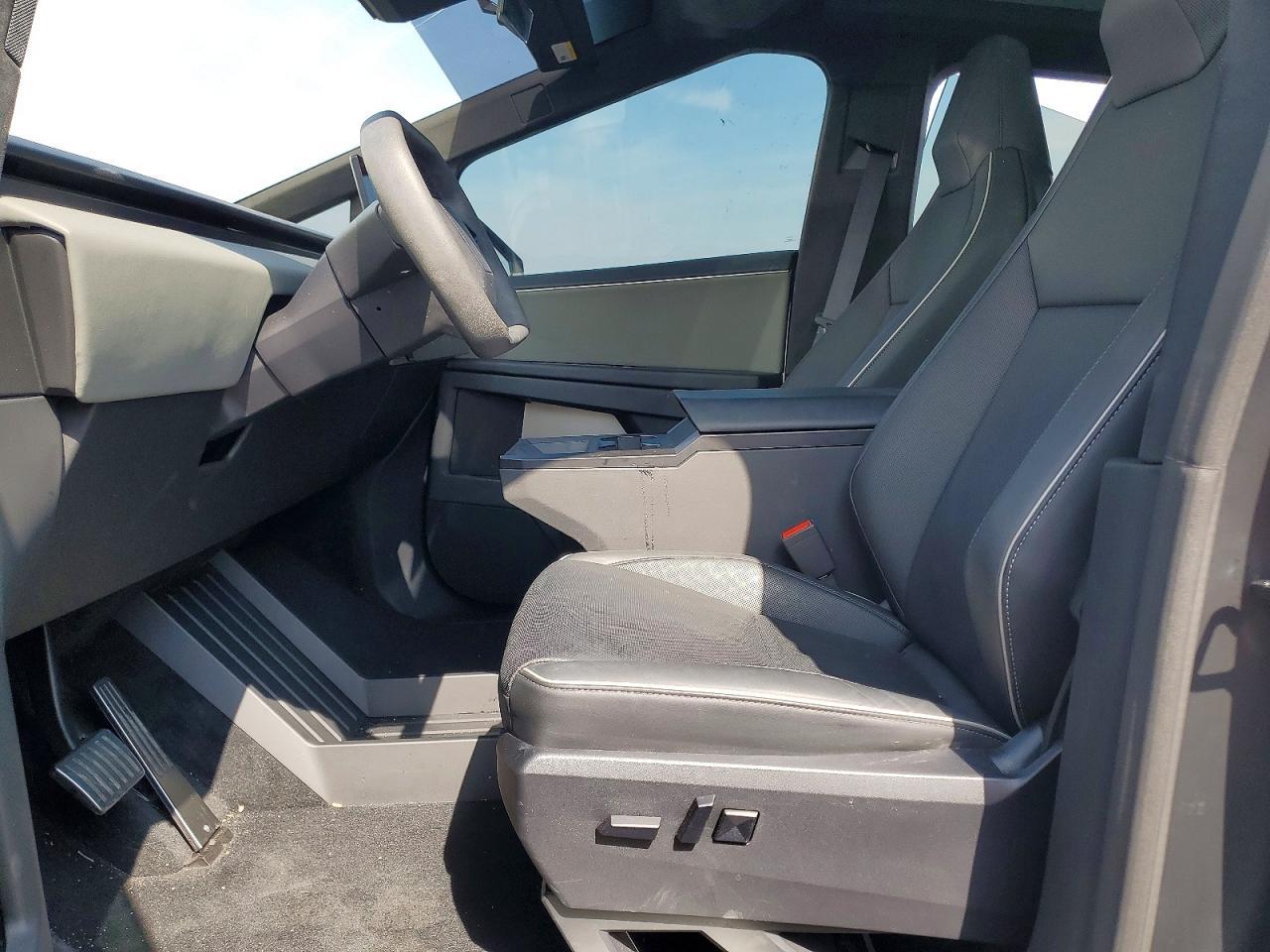 2025 Tesla Cybertruck - Image 7