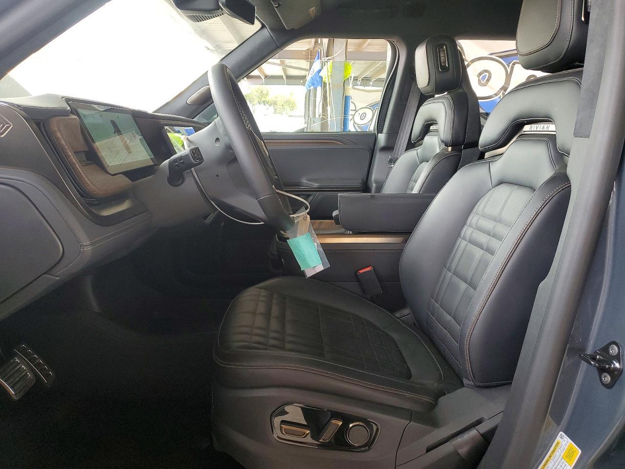 2026 Rivian R1S Premium - Image 7
