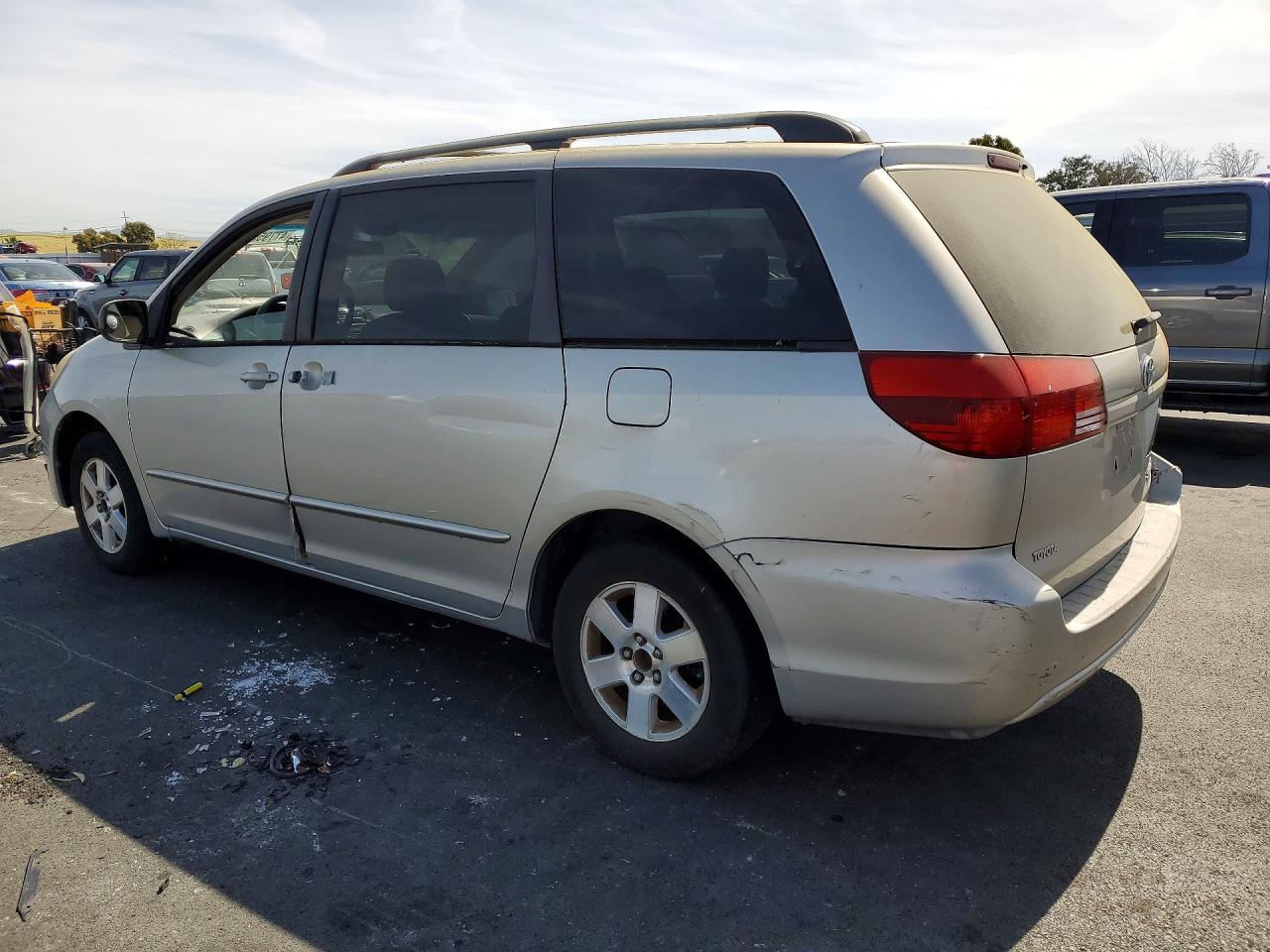 2005 Toyota Sienna - Image 2