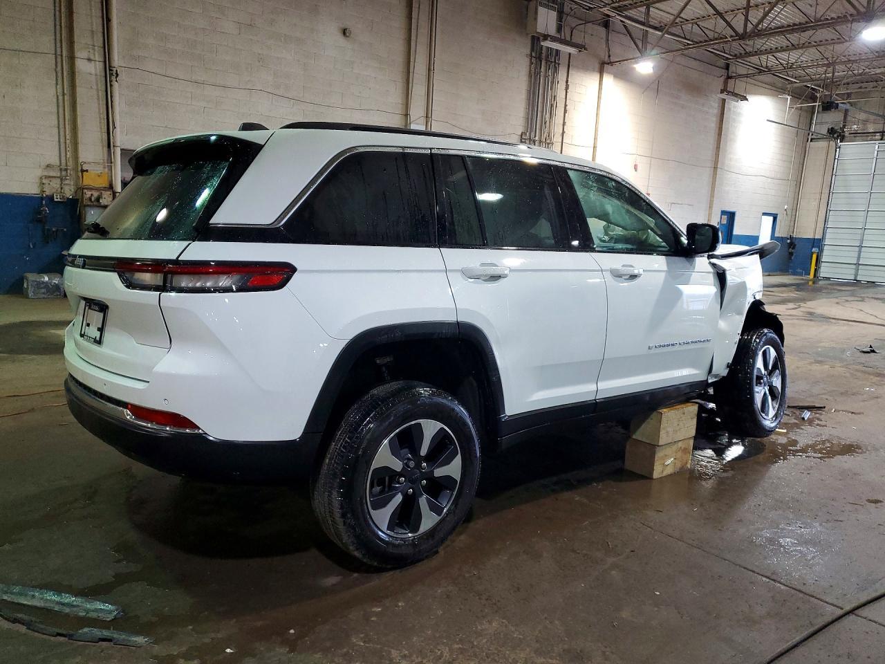 2025 Jeep Grand Cherokee 4Xe - Image 3