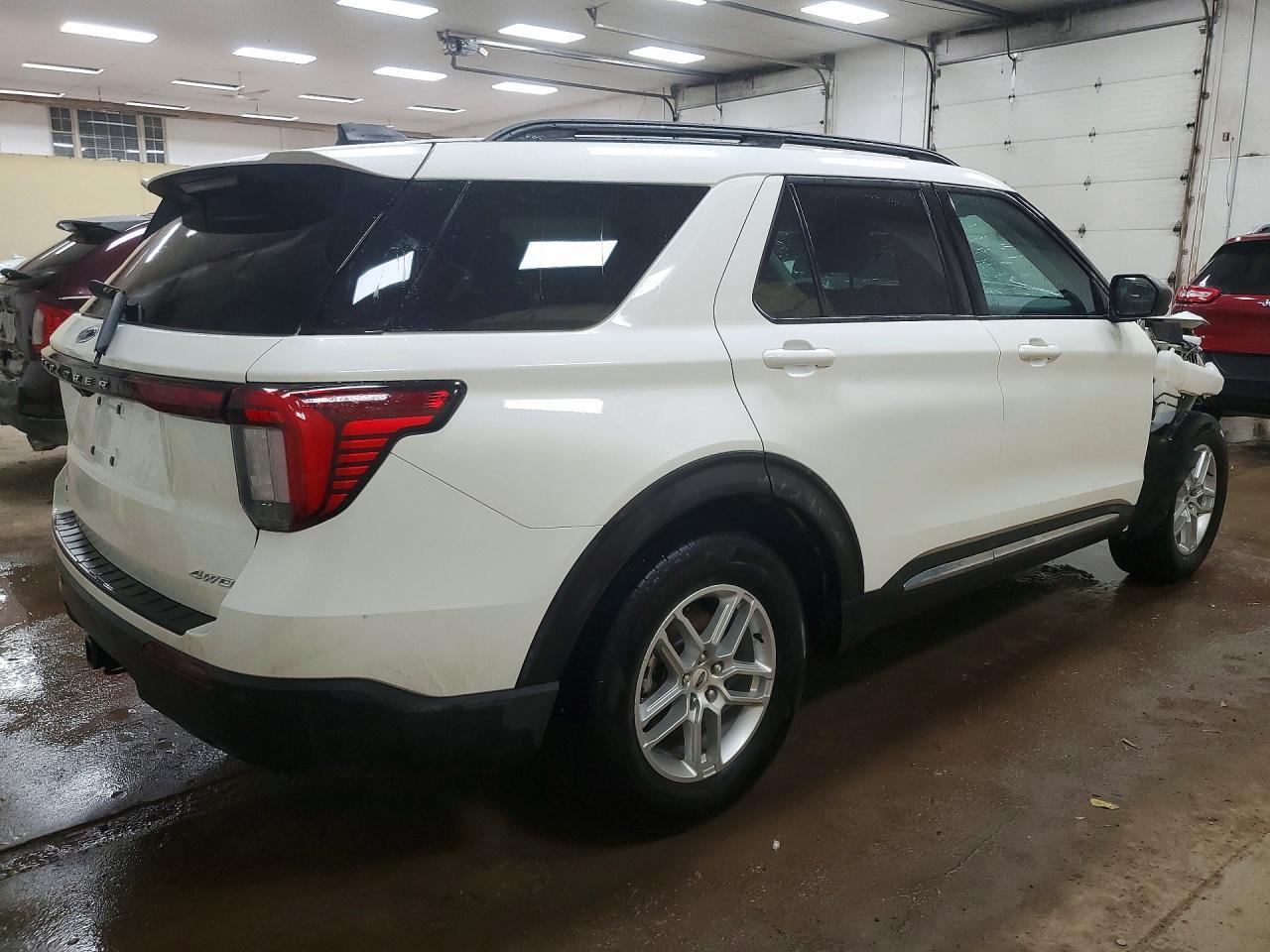 2025 Ford Explorer Active - Фото 3