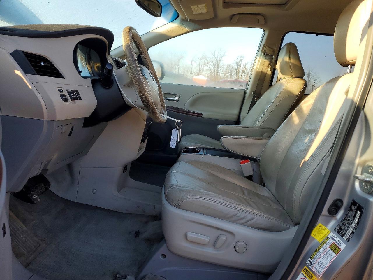 2011 Toyota Sienna Xle 8-Passenger - Фото 7