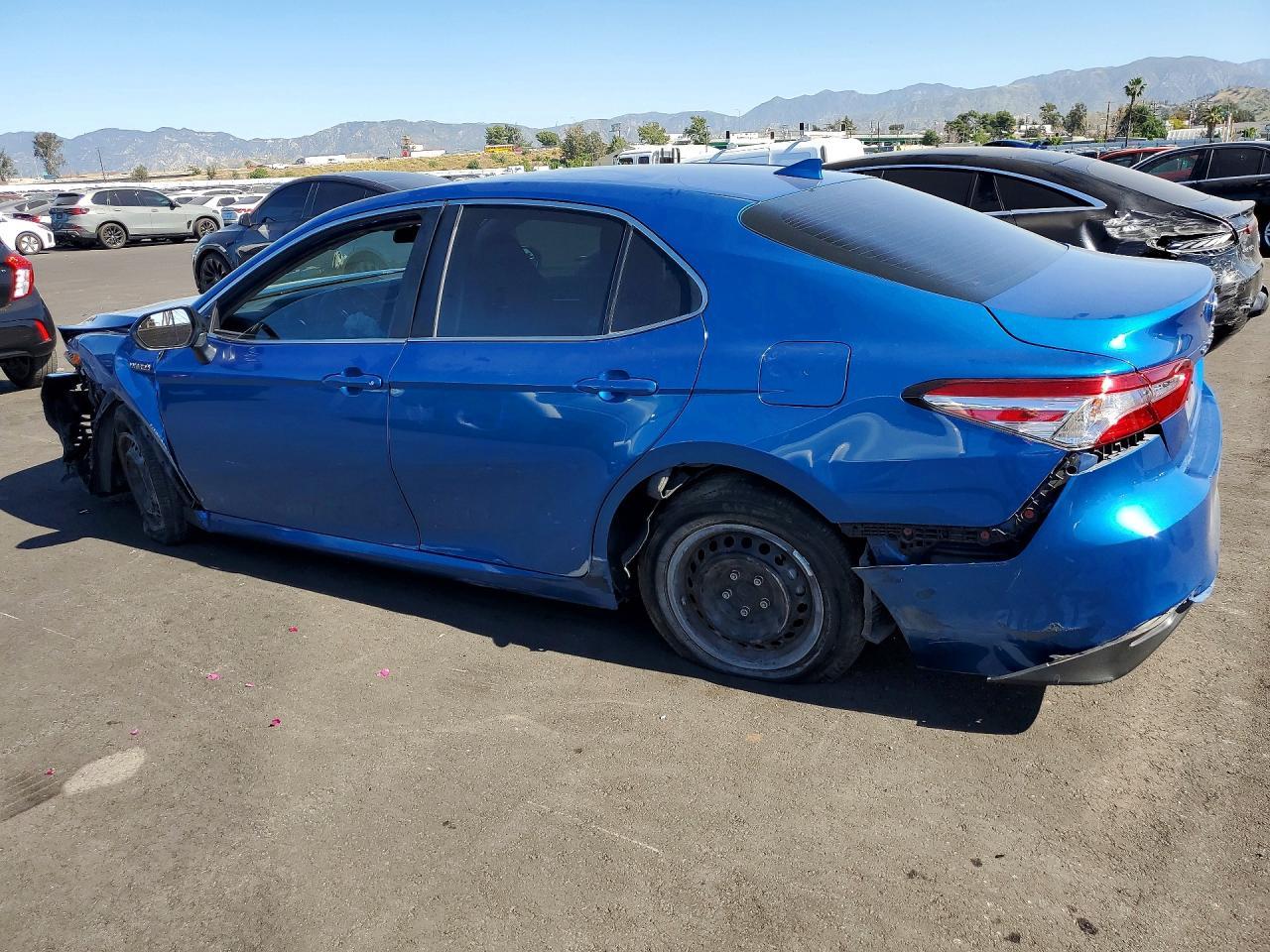2020 Toyota Camry Hybrid Le - Фото 2