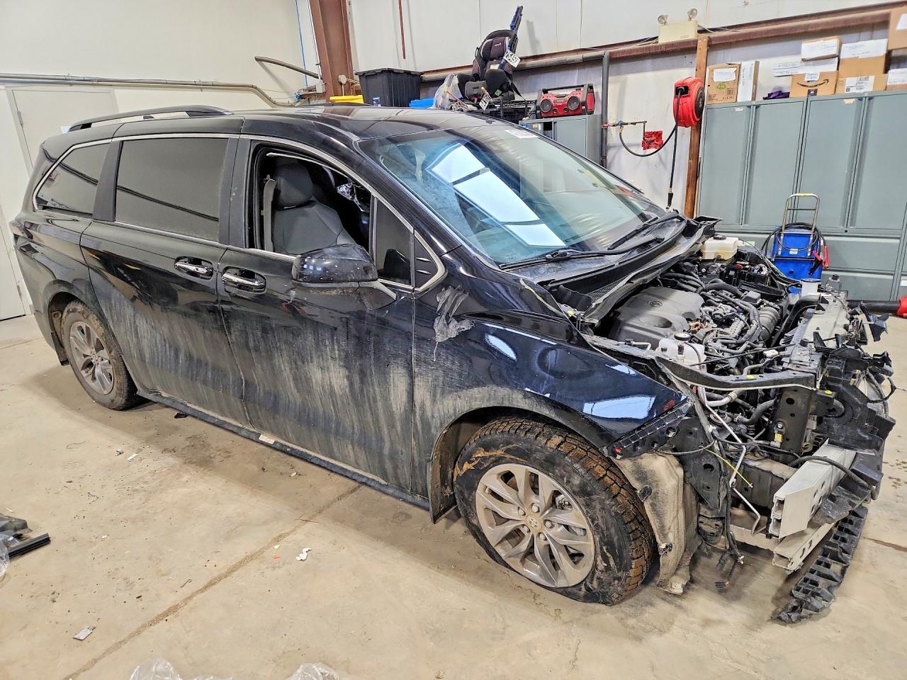 2024 Toyota Sienna Le - Image 4
